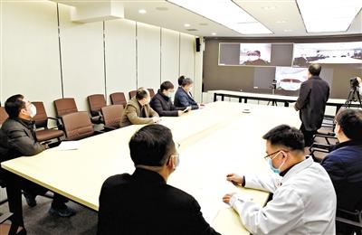 蘭大校長嚴(yán)純?nèi)A等視頻連線蘭大一院、二院支援湖北醫(yī)療隊員