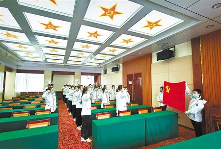 一次難得的黨課——甘肅第二、第三批援鄂醫(yī)療隊預(yù)備黨員宣誓儀式側(cè)記