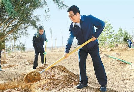 林鐸參加省城蘭州義務(wù)植樹活動(dòng)時(shí)強(qiáng)調(diào) 牢固樹立綠水青山就是金山銀山的理念 為全面建成小康社會創(chuàng)造良好生態(tài)環(huán)境 歐陽堅(jiān)孫偉等參加