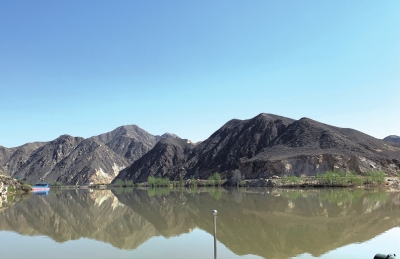 乘坐游船賞梨花沿途景觀(guān)也誘人