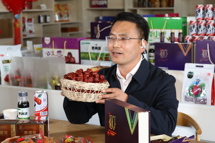 “縣長直播天團(tuán)”唱響“甘貨春之聲”，售出近30種甘貨1萬余件 開進(jìn)直播間的網(wǎng)絡(luò)扶貧博覽會，受百萬網(wǎng)友點(diǎn)贊 