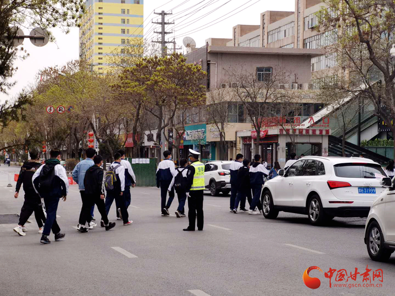 保駕護(hù)航！涼州公安交警“護(hù)學(xué)崗” 撐起“平安傘”