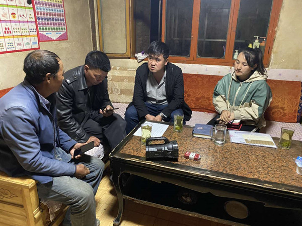 圖為木耳鎮(zhèn)紀(jì)檢干事盧建民（左三）連夜在多壩村多壩組奚連德家中了解受災(zāi)情況，排查安全隱患，并宣傳發(fā)生次生災(zāi)害的相關(guān)知識。_副本.jpg