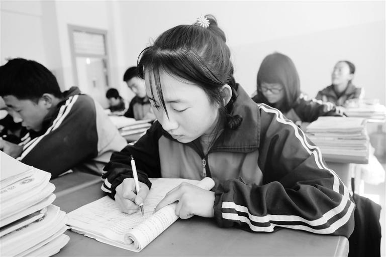 慶陽環(huán)縣這名小姑娘，柔弱肩膀撐起一個大家庭