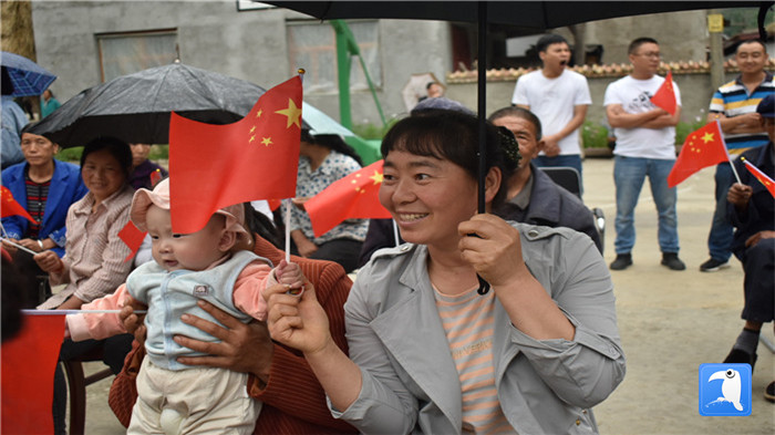 隴南市紀委監(jiān)委黨員干部與宕昌縣官亭鎮(zhèn)杜家村群眾一起慶祝黨的生日。_副本.jpg