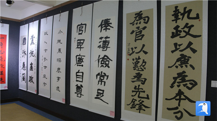 7月1日上午，定西市通渭縣紀委監(jiān)委舉辦“襄郡清風·喜迎建黨99周年”廉政文化書畫展，共同為黨的生日獻禮。_副本.jpg