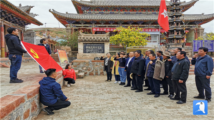 “七一”前夕，甘南州紀委監(jiān)委機關第二黨支部組織支部黨員和幫扶村黨員赴臨潭縣新城鎮(zhèn)蘇維埃舊址紅色教育基地參觀學習活動。_副本.jpg