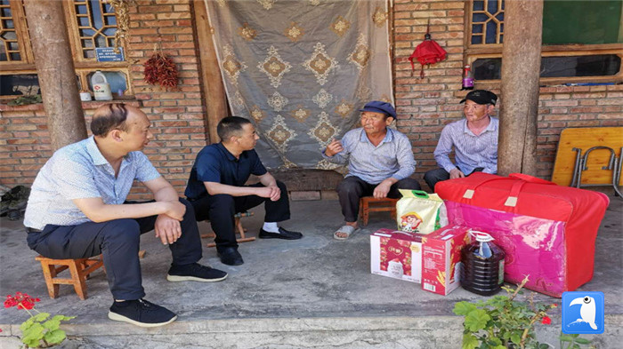 在建黨99周年來臨之際，隴南市禮縣紀委監(jiān)委在中壩鎮(zhèn)、三峪鄉(xiāng)開展“七一”慰問老黨員、困難黨員活動，為他們送去組織的關懷和節(jié)日的問候。_副本.jpg