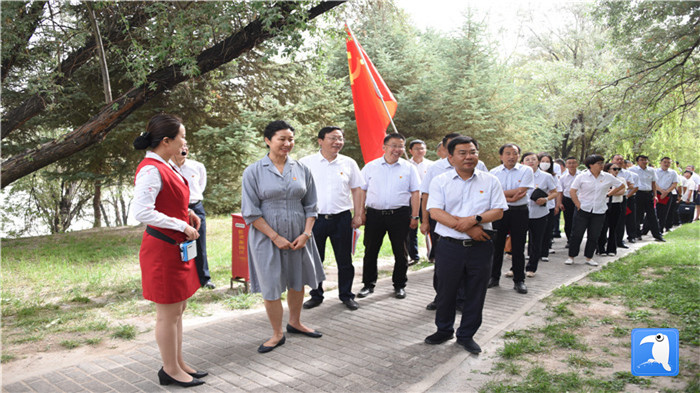 7月1日，嘉峪關市紀委監(jiān)委機關黨委在迎賓湖絲路廉潔文化主題公園舉行慶祝黨建99周年迎“七一”主題黨日活動。_副本.jpg