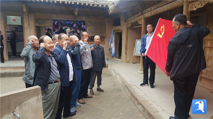 7月1日，臨夏州紀委監(jiān)委機關黨總支組織退休黨支部部分黨員前往東鄉(xiāng)縣布楞溝村史館，開展主題黨日活動。_副本.jpg