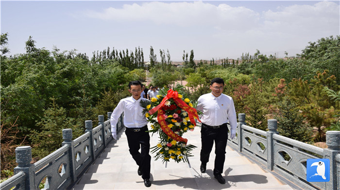 七一”前夕，白銀市紀委監(jiān)委機關黨委組織黨員來到紅軍西路軍景泰烈士陵園開展主題黨日活動。 朱鵬拍攝_副本.jpg