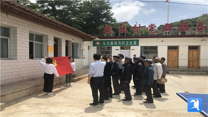 6月29日，天水市武山縣紀委監(jiān)委組織黨員干部在馬力鎮(zhèn)楊溝村重溫入黨誓詞。_副本.jpg
