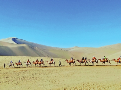 敦煌旅游持續(xù)升溫 鳴沙山月牙泉單日游客量破萬(wàn)