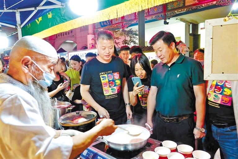 鄭州餐飲同行“打卡”金城夜市：“月光下的蘭州美食，唇齒留香”