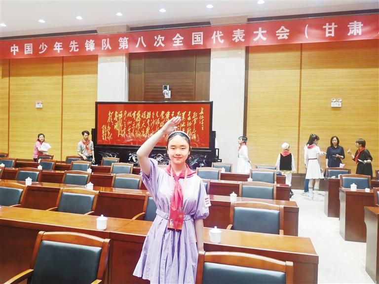 代表蘭州少先隊員參加全國少代會——這個小姑娘，攢勁！