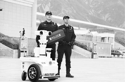 新奇！5G巡邏機器人亮相隴南武都街頭