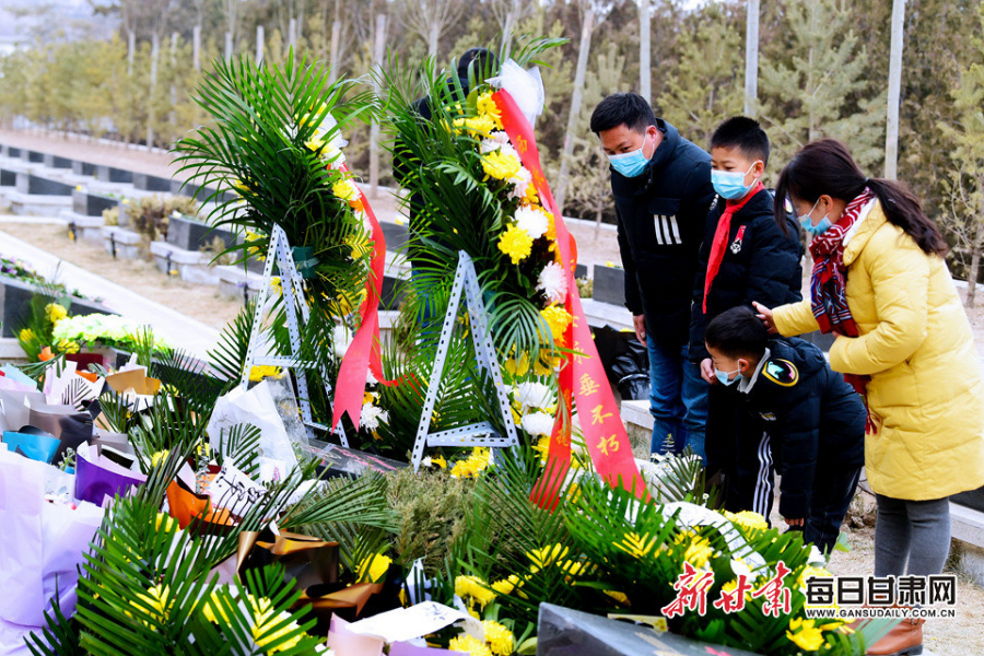 委托快遞、自發(fā)前往，社會各界在陳紅軍烈士墓前獻花致敬