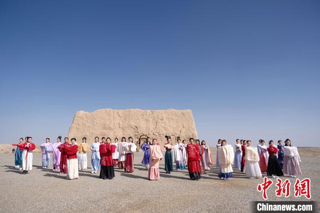 數(shù)十位身著古裝的女性通過(guò)體驗(yàn)賞漢舞、習(xí)漢禮、吟誦詩(shī)詞等中華傳統(tǒng)文化，再現(xiàn)古絲綢之路的繁華盛景?！∏窳?攝