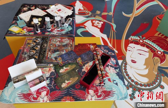 60余類(lèi)敦煌主題的文創(chuàng)產(chǎn)品讓人愛(ài)不釋手。　丁思 攝
