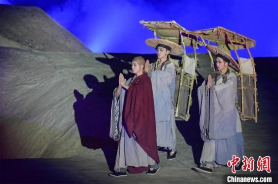 圖為演出現(xiàn)場，該劇獨(dú)創(chuàng)360度旋轉(zhuǎn)并前后移動(dòng)觀眾席，顛覆傳統(tǒng)劇場舞臺(tái)表演模式?！⊥醣筱y 攝
