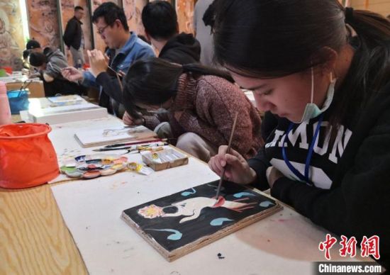 2020年10月，臺灣大學生在敦煌“莫高學堂”體驗泥胚畫手作課?！《∷?攝