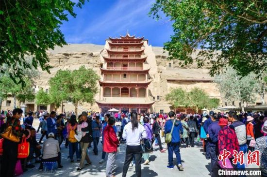中國農(nóng)歷四月初八，敦煌民眾傳承歷史習俗，前往莫高窟燒香禮佛、祈福。(資料圖) 王斌銀 攝