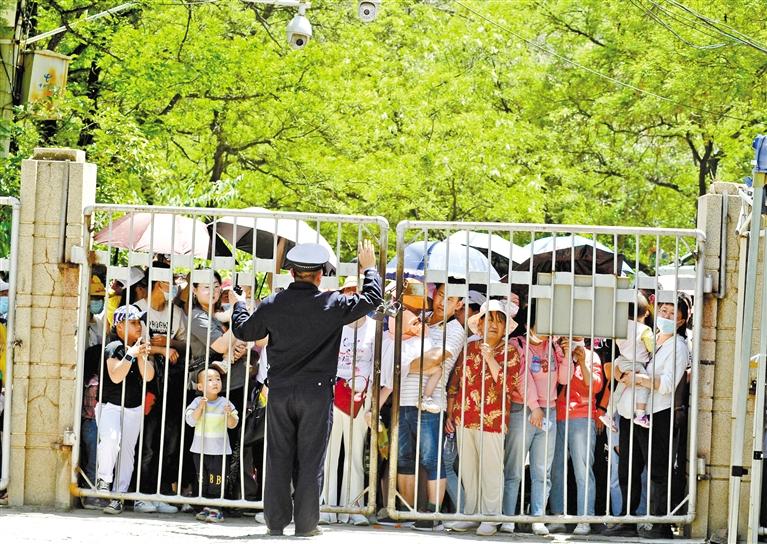 人流如潮 入園游客突破5萬 五泉山公園、蘭州市動物園昨日臨時閉園