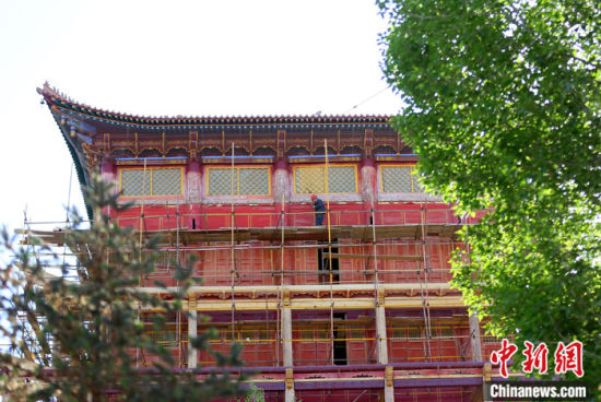 圖為5月上旬，甘肅山丹縣大佛寺內(nèi)，工作人員對古建筑大雄寶殿進行修繕。 中新社記者 高展 攝