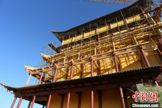 圖為5月上旬，甘肅山丹縣大佛寺內(nèi)，正在修繕中的古建筑大雄寶殿。 中新社記者 高展 攝