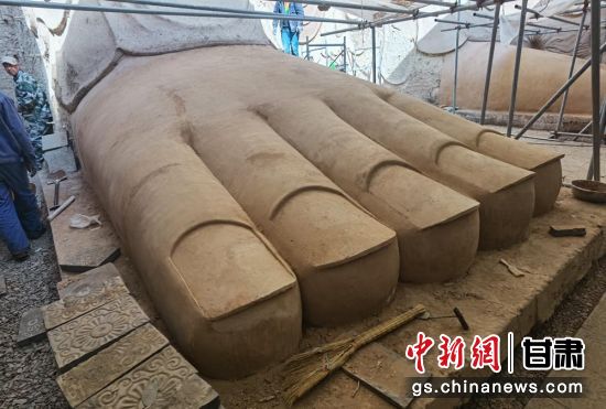 圖為中國“石窟鼻祖”天梯山石窟第13窟大佛足部與局部危巖體搶救性保護項目施工現(xiàn)場。陳曉斌 攝