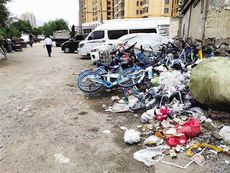 百米土路臟亂差，誰來管？經(jīng)記者協(xié)調(diào)，社區(qū)組織志愿者進(jìn)行了清理