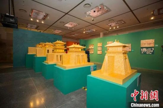 圖為呈現(xiàn)敦煌壁畫中的建筑和園林之美的復(fù)原模型。(資料圖) 敦煌研究院供圖