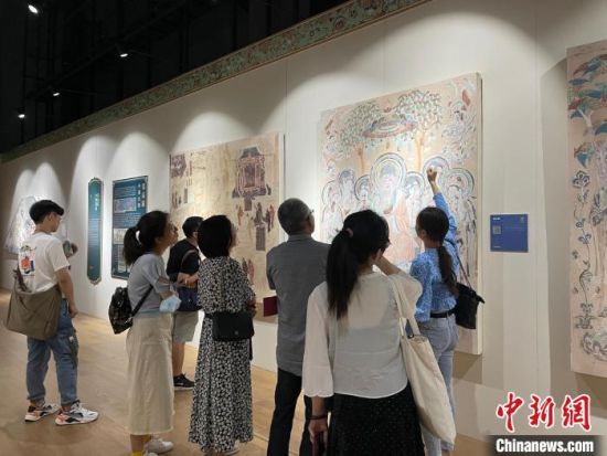 圖為展覽現(xiàn)場(chǎng)?！〗瓧顭?攝