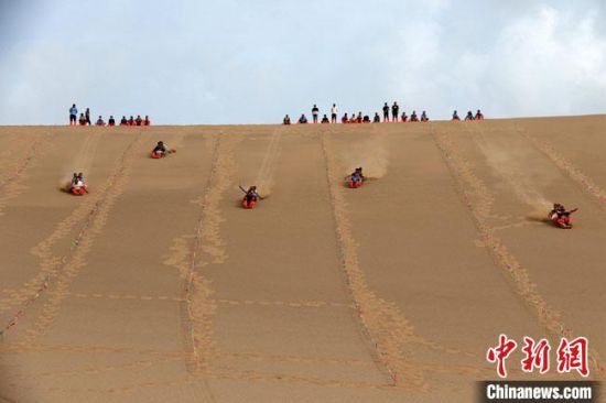 6月13日，敦煌鳴沙山月牙泉景區(qū)舉辦滑沙比賽?！垥粤?攝