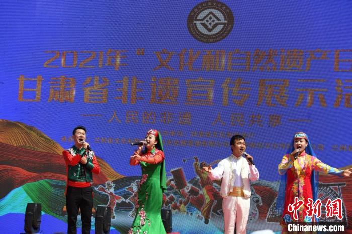 圖為甘肅臨夏回族自治州非遺傳承人演唱花兒?！钇G敏 攝