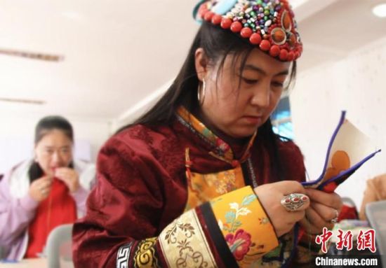 圖為裕固族婦女學習刺繡?！∈缝o靜 攝