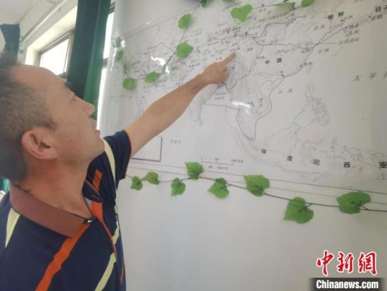 圖為甘肅省社會科學(xué)院絲綢之路研究所所長侯宗輝指出《絲綢之路古文明》課題組考察線路?！￠Z姣 攝