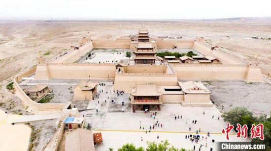 圖為7月中旬，世界文化遺產——嘉峪關，它是中國明代萬里長城的西端起點?！「哒埂z