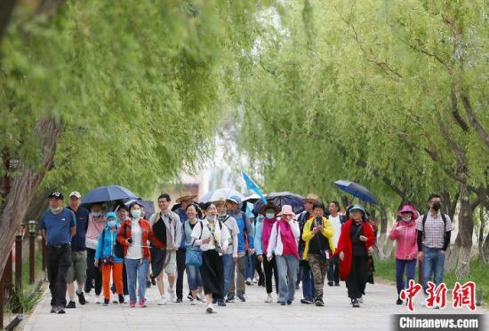 圖為嘉峪關關城內一景?！「哒?攝