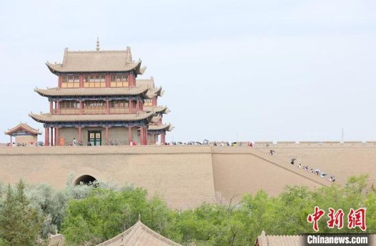 歷經(jīng)數(shù)十載保護(hù)修繕的古老關(guān)城得以延年益壽，成為了海內(nèi)外游客“絲路游”的必經(jīng)打卡地。　高展 攝