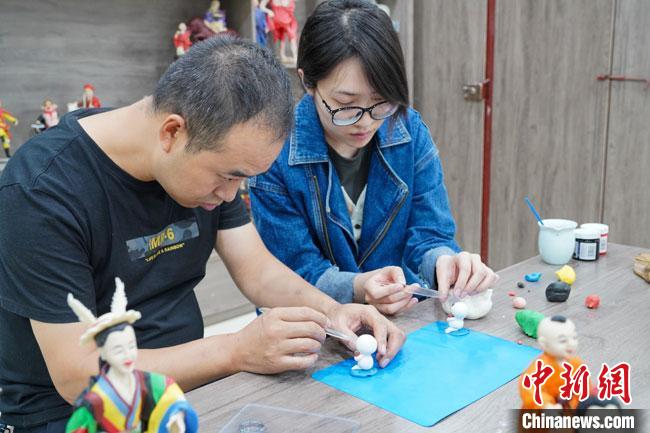 <a target='_blank'  data-cke-saved- >中新社</a>記者(右)現(xiàn)場體驗(yàn)面塑制作過程?！￡悹帍?qiáng) 攝