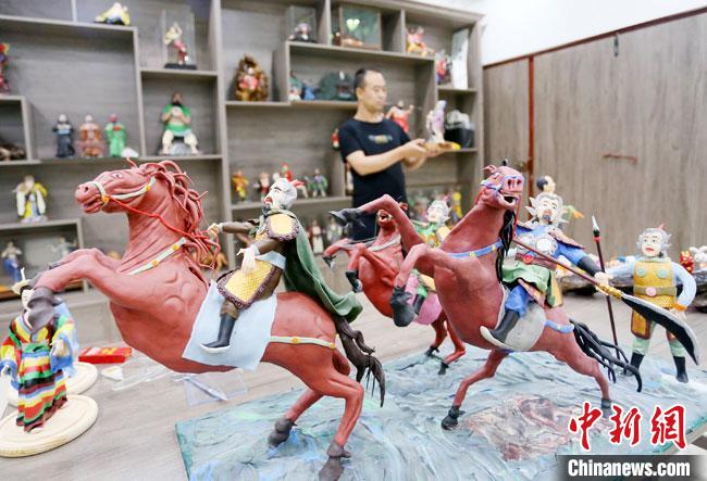安秋平是成州面塑第五代傳承人，也是當(dāng)?shù)匚ㄒ粓?jiān)守面塑制作的人?！「哒?攝