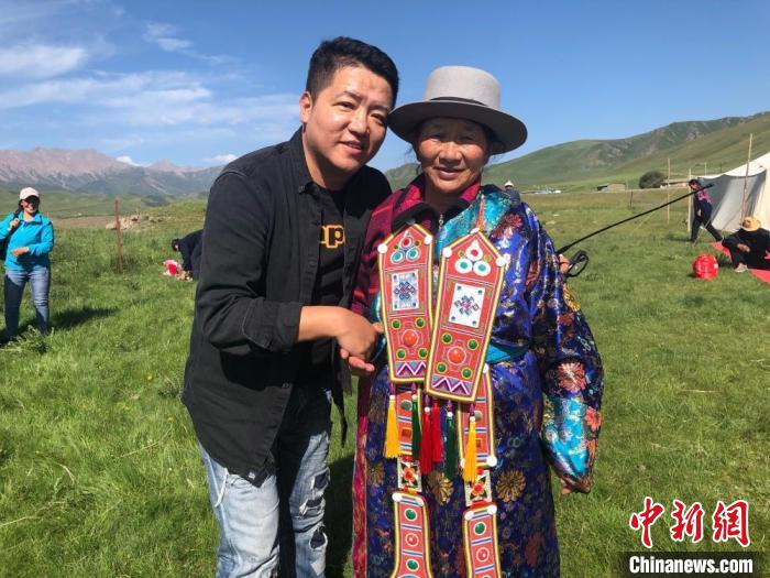 圖為拍攝紀(jì)錄片《西茂的婚禮》期間，張輝剛(左)與裕固族老人合影留念。(資料圖) 張輝剛供圖