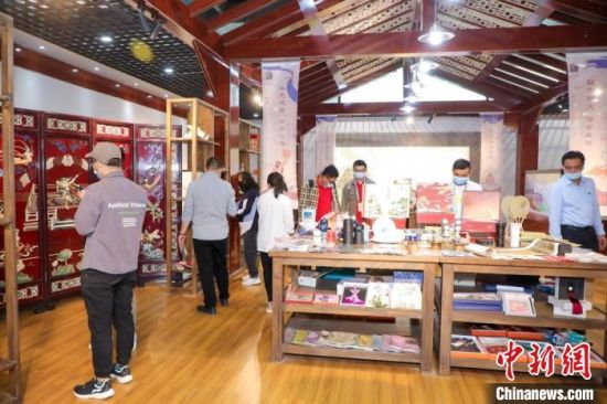 圖為甘肅“一會(huì)一節(jié)”期間，位于敦煌的天水市展館中，民眾觀賞文創(chuàng)產(chǎn)品?！「拭C省文化和旅游廳供圖