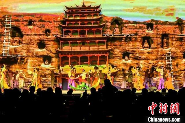 開幕式文藝展示“相約敦煌”，通過數(shù)字技術(shù)將莫高窟“搬到”演出現(xiàn)場?！「拭C省文化和旅游廳供圖