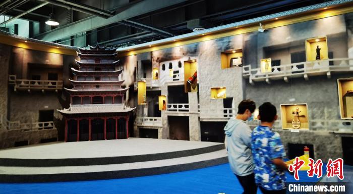 該展覽還借助科技手段，復原“藏經(jīng)洞”場景，將莫高窟“搬進”展廳。　丁思 攝