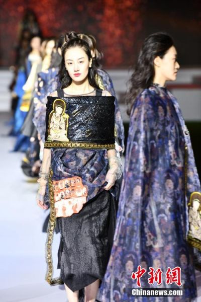 圖為敦煌服裝秀展示。 殷春永 攝