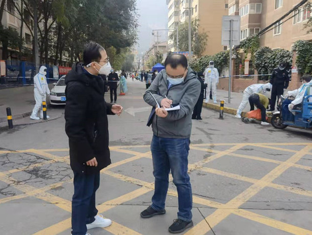 蘭州市紀(jì)委監(jiān)委干部下沉一線詳細(xì)詢問疫情防控情況。.jpg