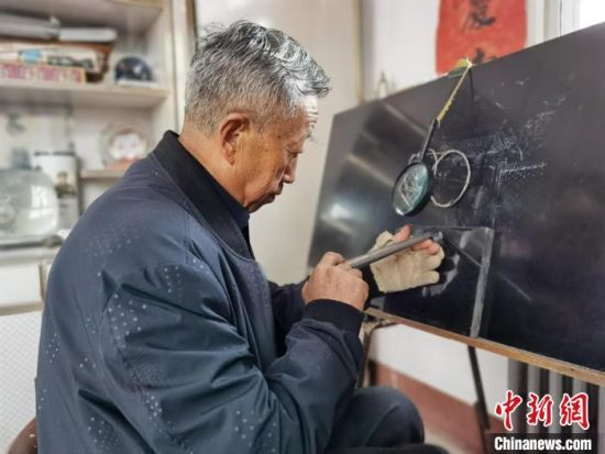圖為陶世清在創(chuàng)作中?！钅?攝