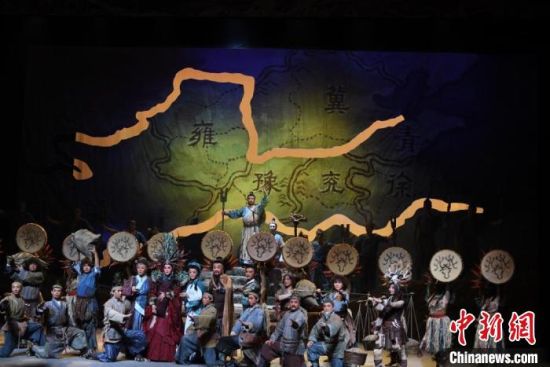 作為隴劇“梅花”，雷通霞在《大禹治水》中甘當(dāng)“綠葉”，該劇推出后，反響十分熱烈。(資料圖) 楊艷敏 攝